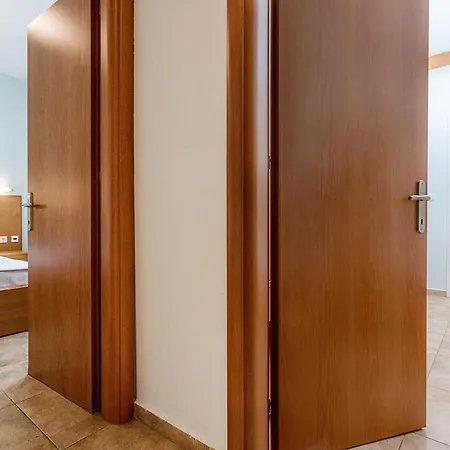 Lägenhetshotell Aloni 4*